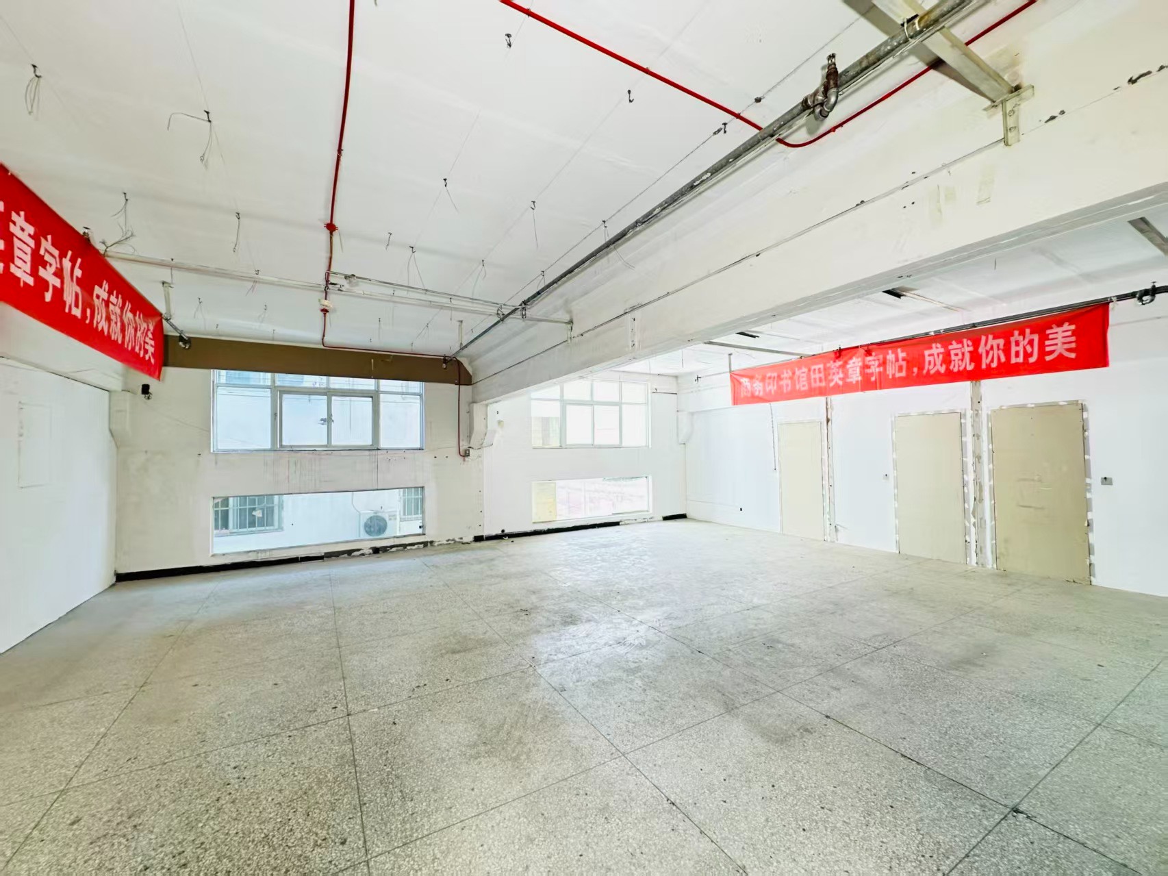 牡丹东路重点吸引人工智能应用、数字经济、电商直播、智能制造服务、软件开发、科技创新企业及创业团队入驻